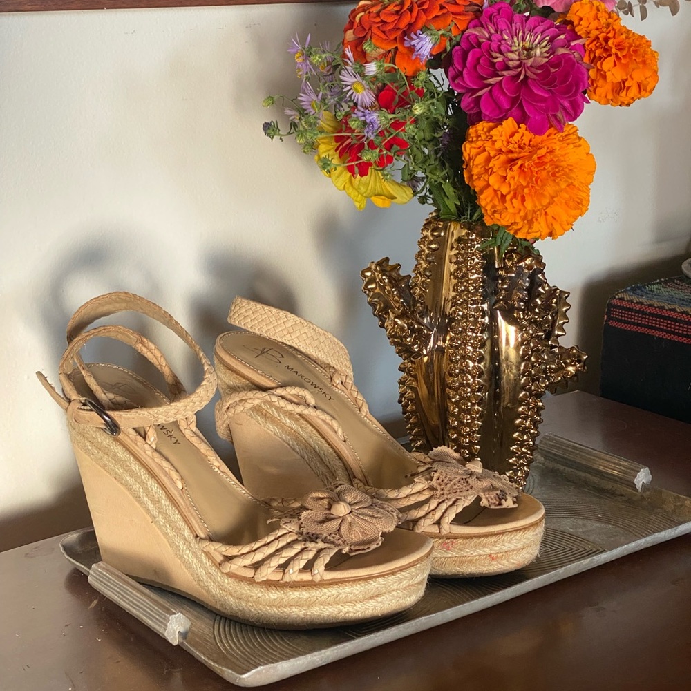 b. makowsky strappy espadrille wedges with flower detail